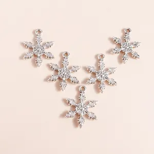 Set di cinque ciondoli a fiocco di neve argentati in lega per creazione gioielli fai da te