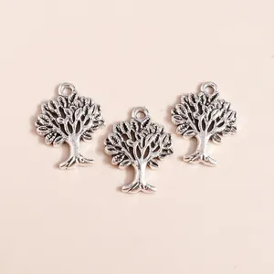 Dettaglio di ciondoli Albero della Vita vintage in argento antico per gioielli fai da te