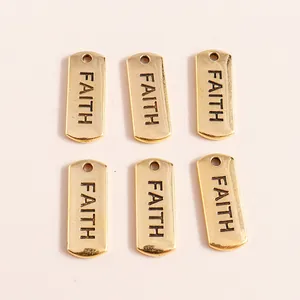 Detalle de seis dijes rectangulares de aleación dorada con grabado FAITH