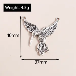Makrodetail eines antik-silbernen Kolibri-Anhängers, Größe 40mm und Gewicht 4,5g