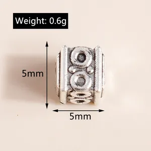 Makroaufnahme von 5mm tibetischen Silberperlen, 0,6g Vintage-Würfel für DIY-Schmuck