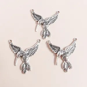 Detailansicht der Vintage-Silber-Kolibri-Schmuckverbinder mit feinen Federmuster-Texturen