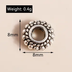Makroaufnahme einer 8mm Vintage-Silberperle für die DIY-Schmuckherstellung