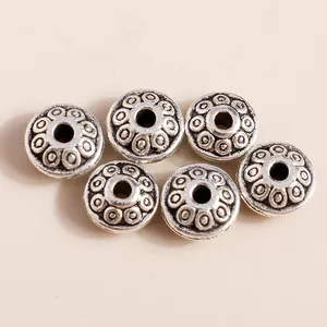 Detailansicht der antiken silbernen Zwischenperlen mit Blumenrelief für DIY-Schmuck