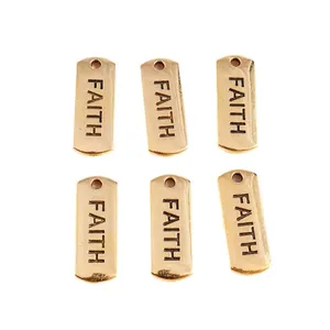 Vista macro de 6 colgantes rectangulares dorados Faith para la creación de joyería artesanal