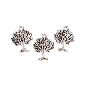 Dettaglio di tre ciondoli Albero della Vita in lega argento antico per creazione gioielli