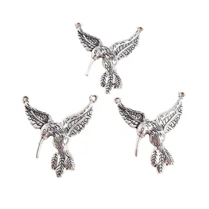 Drei Kolibri-Anhänger aus Legierung in Vintage-Silber mit zwei Ösen auf weißem Hintergrund