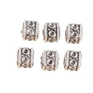 Detailansicht von 6 antiken silbernen Zwischenperlen mit Bohème-Gravur für DIY-Schmuck