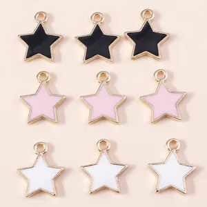 Detailweergave van negen kleurrijke emaille sterrenhangers met gouden randen voor DIY-sieraden