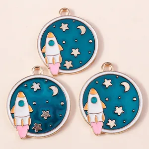 Gedetailleerde macro-opname van donkerblauwe emaille hangers met raket voor DIY-sieraden