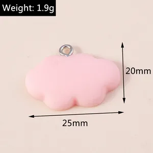 Vista dettagliata del ciondolo nuvola in resina rosa con dimensioni 25x20mm e peso