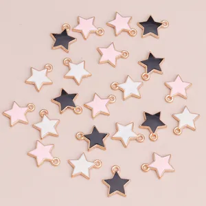 Detail van kleurrijke emaille sterhangers met gouden lussen voor DIY-sieraden en ambachten