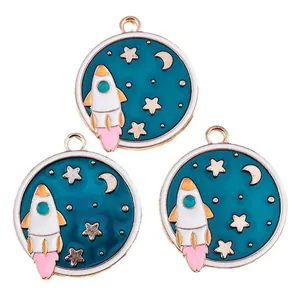 Emaille bedeltjes met ruimtethema, raketten en maan voor DIY sieraden maken set