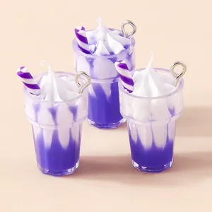 Gros plan de breloques de glace en résine violette avec crochets argentés