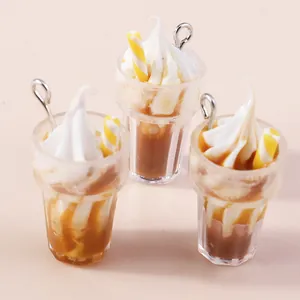 Trois pendentifs miniatures en résine avec sirop de caramel, crème et pailles rayées