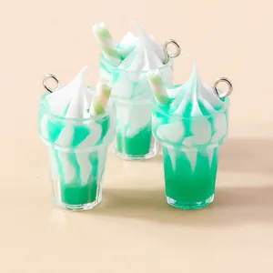 Détail macro de pendentifs glace en résine vert et blanc avec boucles pour bijoux DIY