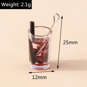 Dettaglio del mini ciondolo per bevande rosso con cannuccia e cucchiaio, 25mm x 12mm