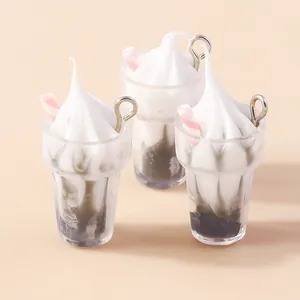 Détail de trois mini breloques de sundae en résine avec décoration rose rayée