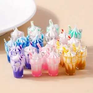 Gros plan de breloques de crème glacée colorées en résine avec anneaux pour bijoux DIY