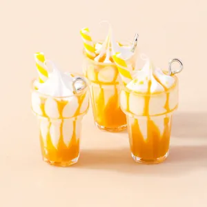 Trois mini pendentifs glace en résine avec coulis jaune et anneaux pour création de bijoux