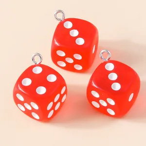 Trois pendentifs dés en résine acrylique rouge avec anneaux argentés pour bijoux DIY