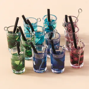 Mini Ciondoli a Boccale di Birra in Resina Con Occhiello in Metallo Glitter Bottiglia di Bevanda Ciondoli per Creazione Gioielli Collana Portachiavi