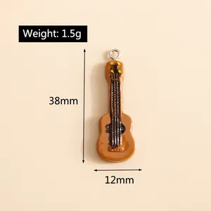 Vue macro détaillée montrant les dimensions et le poids du pendentif guitare de 38mm