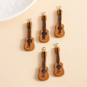 Lot de 5 pendentifs miniatures guitare en résine marron avec anneaux pour création bijoux
