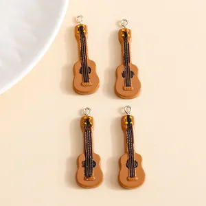 Lot de quatre breloques de guitare marron pour bijoux DIY avec anneaux en métal argent