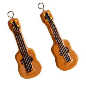 Lot de deux pendentifs guitare en résine avec boucles en métal pour bijoux DIY