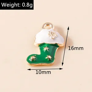 Detail von 16x10mm grünem Emaille-Weihnachtssocken-Anhänger mit goldenen Sternen