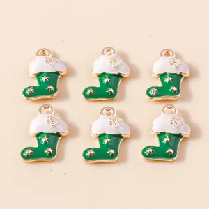Set mit 6 grünen Emaille-Weihnachtssocken-Anhängern mit goldenen Sternen für DIY-Schmuck