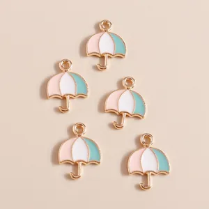 Gros plan détaillé de breloques parapluies en émail macaron pour la création de bijoux DIY