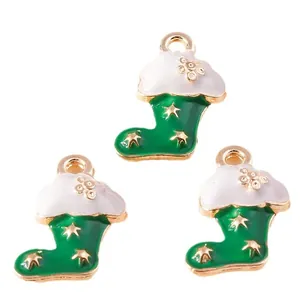 Drei grüne Emaille-Weihnachtssocken-Anhänger mit goldenen Sternen und weißen Details