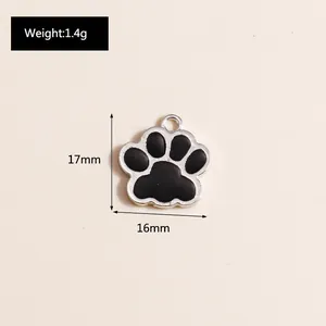 Vue détaillée d'un pendentif patte de chat en émail noir 16x17mm pour bijoux DIY
