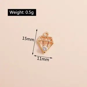Detaillierte Makroansicht des 15mm goldfarbenen Rautenanhängers mit kleinem weißem Zirkonstein