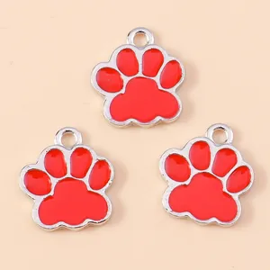 Détail de trois breloques pattes en émail rouge avec cadres en alliage pour bijoux DIY