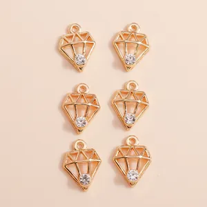 Set mit sechs goldenen geometrischen Anhängern in Diamantform mit Kristall-Inlay