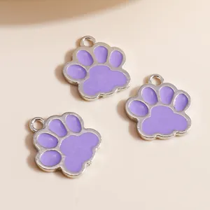 Détail de trois breloques patte de chat en émail violet et alliage pour bijoux DIY