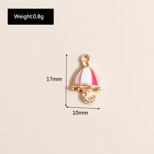 Detailansicht eines 17x10mm rosa Emaille-Regenschirm-Anhängers mit kleinen Strasssteinen