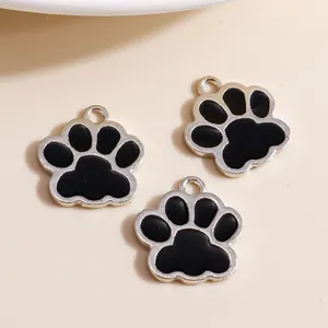 Gros plan de pendentifs pattes de chat noirs et argentés pour la création de bijoux DIY