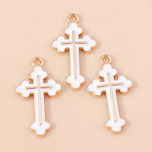 Drei vergoldete Spitzenkreuz-Anhänger mit weißer Emaille für DIY-Schmuck
