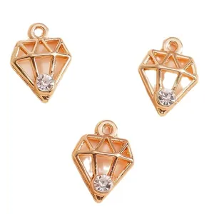 Set mit drei geometrischen Anhängern in Diamantform mit klaren Strasssteinen für DIY Schmuck