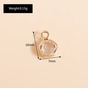 Macro-opname van een 10x7mm vergulde kristallen hanger met nauwkeurige afmetingen
