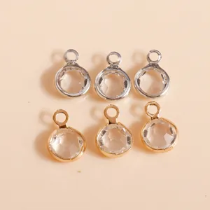 Macro-opname van ronde kristallen hangers met goud- en zilverkleurige metalen basis