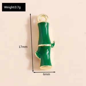 Dettaglio macro del ciondolo a bambù smaltato verde con bordi dorati e dimensioni 17x6mm