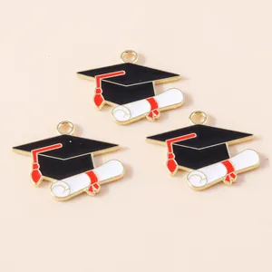 Set di 3 ciondoli smaltati a forma di tocco e diploma con finitura dorata per DIY