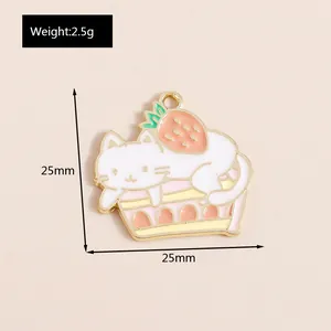 Λεπτομέρεια μενταγιόν γάτα cupcake 25mm με φράουλα και ροζ σμάλτο για κοσμήματα DIY