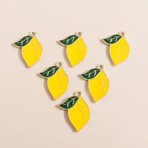 Set mit sechs gelben Emaille-Zitronenanhängern mit grünem Blatt und Vergoldung für DIY