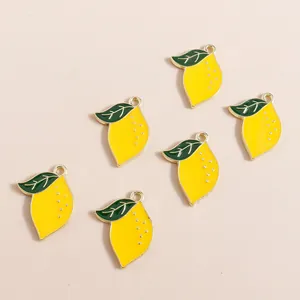 Sechs gelbe Emaille-Zitronen-Anhänger aus Legierung mit grünem Blatt für DIY-Schmuckherstellung